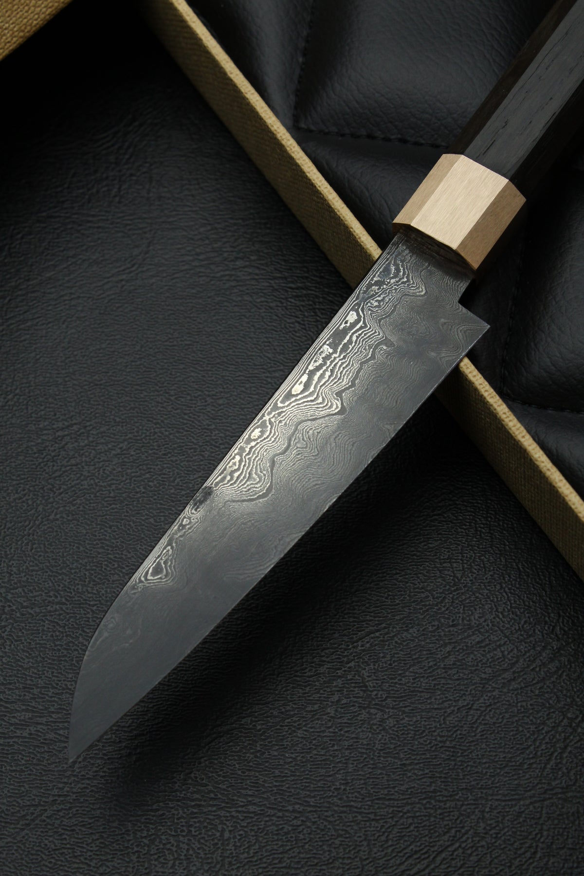 Kleines Allzweckmesser aus Torfholz mit Patina, achteckig