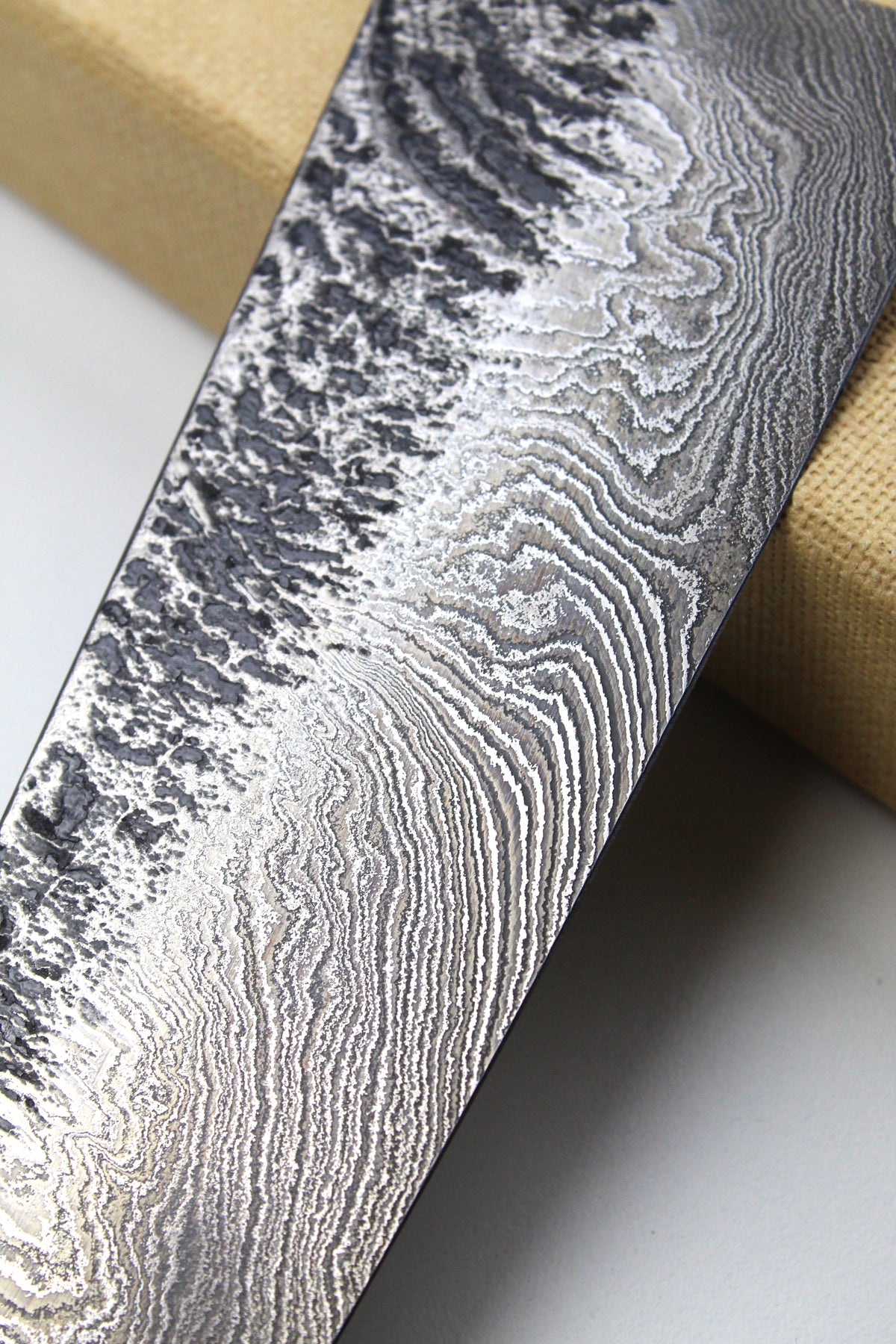 Damast Gyuto Bog Oak Octagonal Torsion